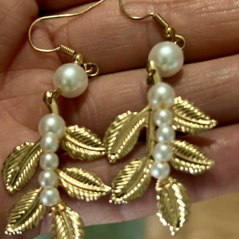 HANDMADE FAUX PEARL GOLD-TONE LEAF DROP HOOK 2.5" EARRINGS - Picture 4 of 8